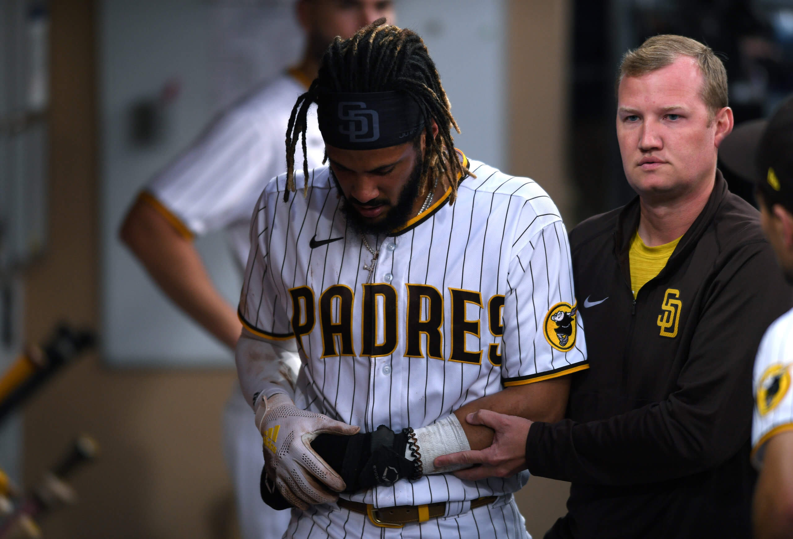 Padres' Fernando Tatis Jr. leaves game with shoulder discomfort
