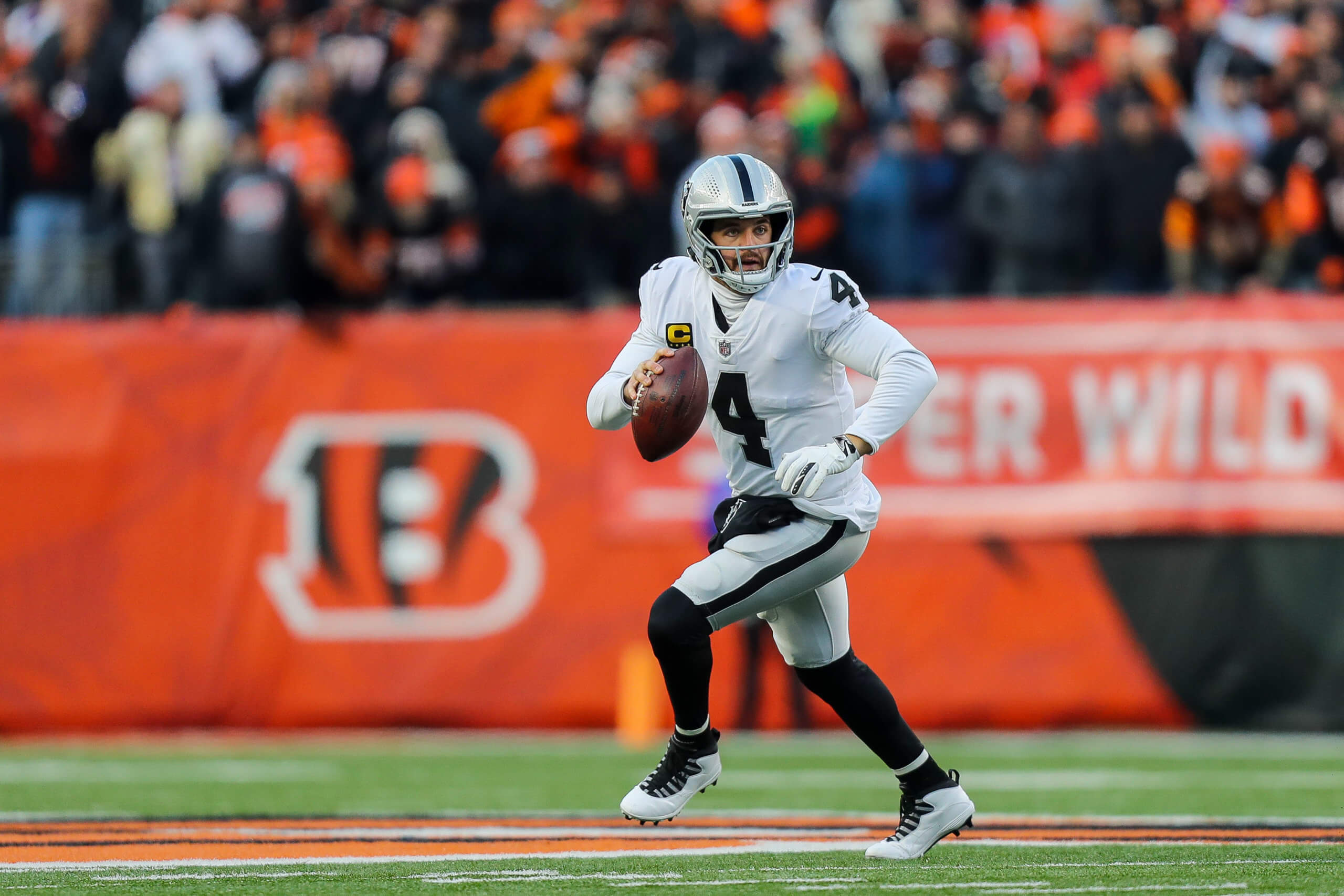 Raiders sign QB Derek Carr to multi-year extension